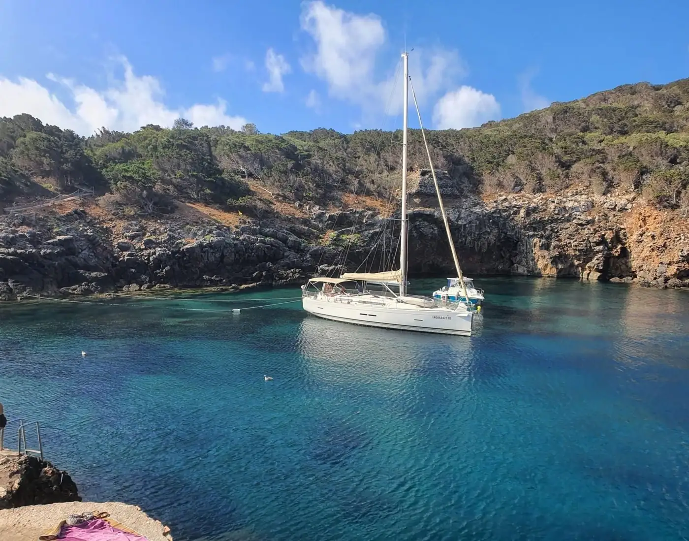Barca in rada in una baia