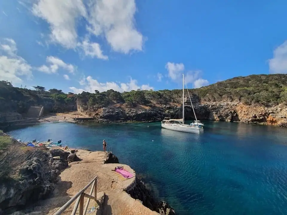 Baia con barca a vela ancorata