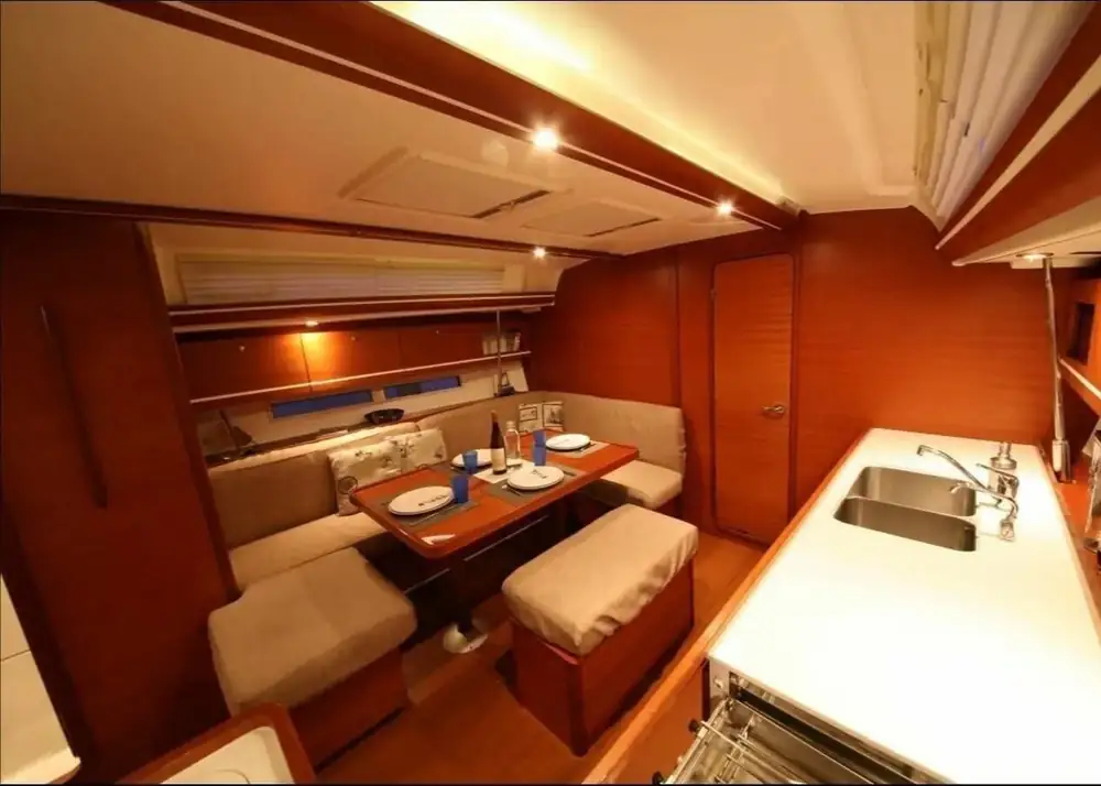 Dinette interna della barca